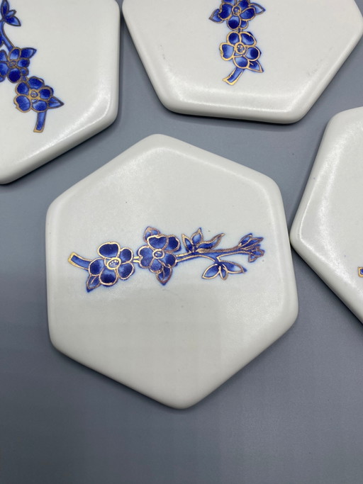 Maison Manoï – Lot de 4 sous-verres en porcelaine à fleurs bleues – Bát Tràng – decoratieve objecten (photo 2 of 4)