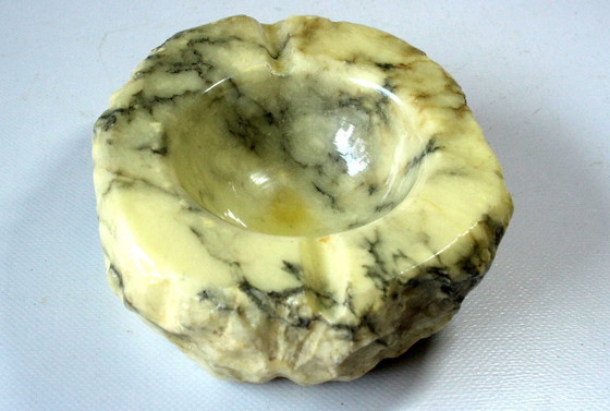 Image 1 of Schwerer Onyx Aschenbecher hand carved in Italy