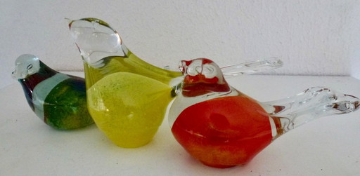 3 pájaros decorativos de cristal, de estilo Murano, en hermosos colores brillantes.