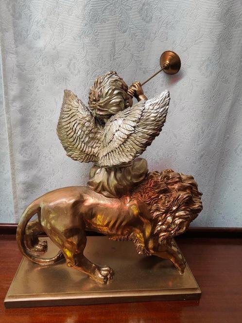 Image 1 of Sculpture Putti sur Lion d'or. Très belle