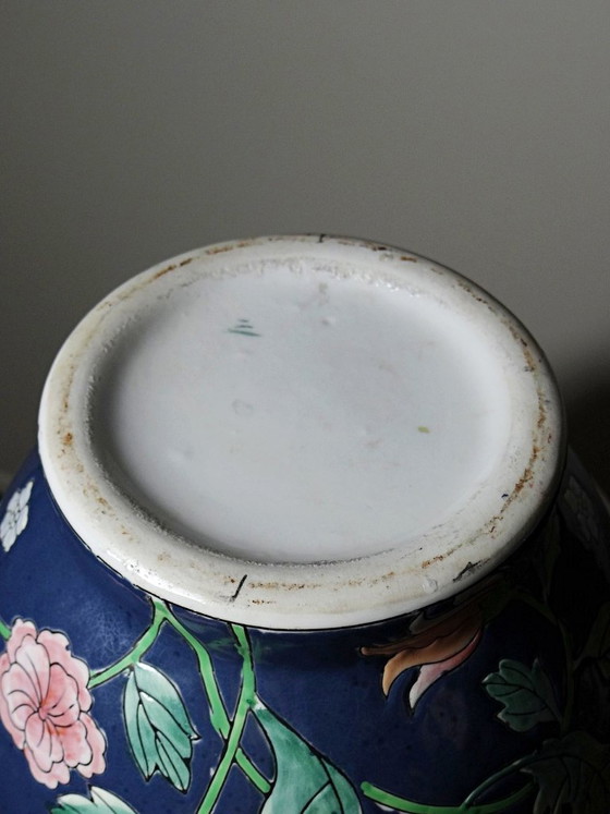 Image 1 of Grote, balustervormige vaas van Chinees porselein met vintage bloemversiering uit de jaren 70-80.