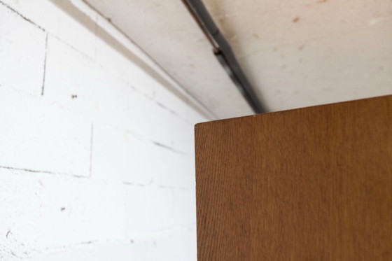 Image 1 of Armoire 1950 Mid-Century-Modern chêne en frisage 2 portes, 2 tiroirs, 4 étagères, 30cm de penderie et miroir 54x18cm