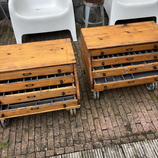 Nachttische/Schubladenschränke