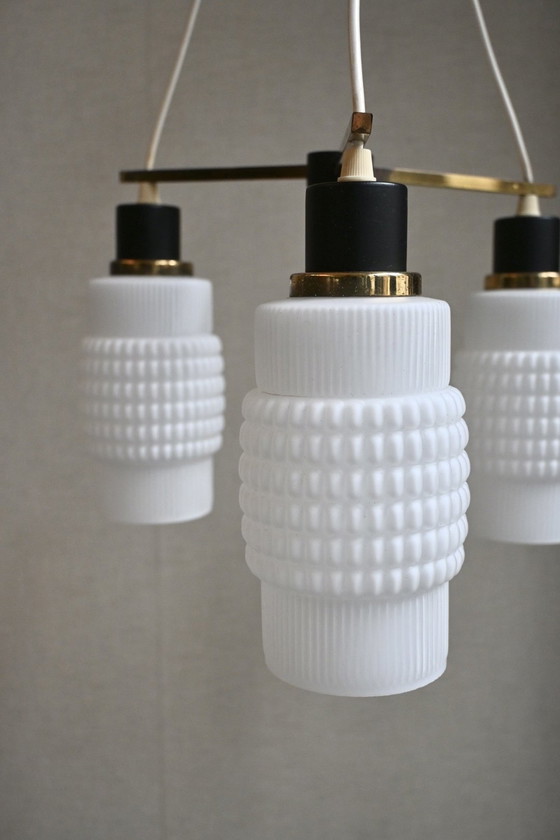 Image 1 of Lámpara colgante de los años 60, cristal opalino/latón/geometría