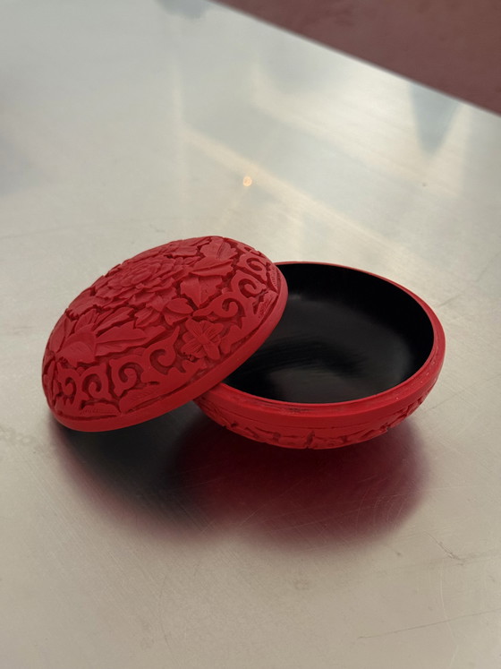 Image 1 of Chinesische rote Schachtel mit Zinnoberholzdeckel