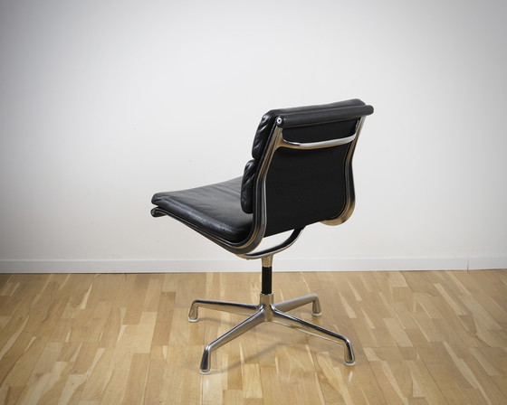 Image 1 of Silla Eames Soft Pad EA 205 de Vitra en cuero negro
