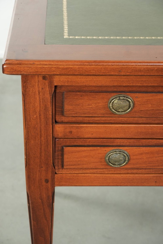 Sierlijk bureau in Engelse stijl met een groen leren blad met prachtige goudkleurige details en vijf lades (photo 9 of 14)