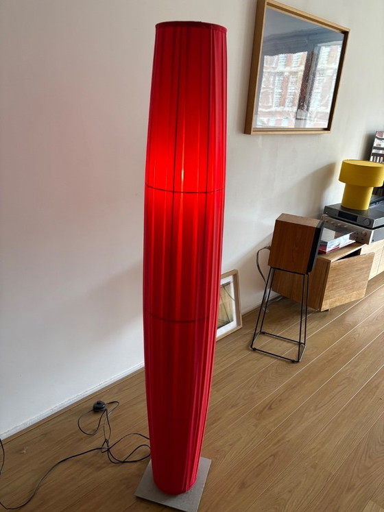 Image 1 of Lampada da terra bohémien a forma di bozzolo, rossa plissettata