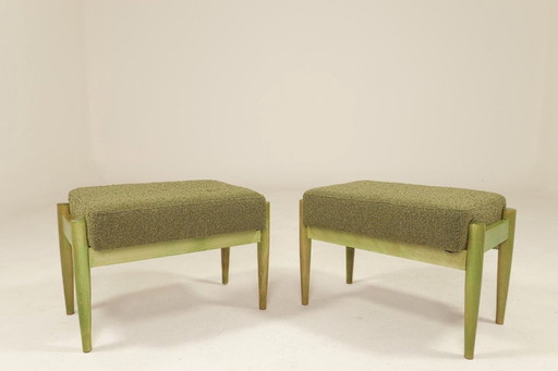 Set aus zwei Fußhockern im Vintage-Stil, einzigartiges Design aus grünem Holz und Bouclé-Polsterung