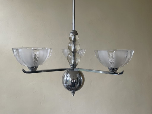 Lampe 1930er Art Deco 3 Arme mit mattiertem Glas Skalen verchromt Französisch Pendelleuchte
