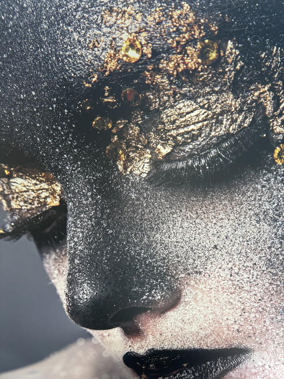 Image 1 of Kunstfotografía vrouw zwart goud 1,80 x 1,20 en aluminio, mate uitstraling geen reflectie op metal 
