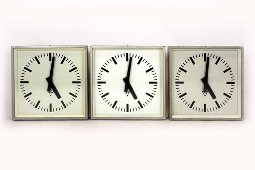 Horloges de gare Industrial Square de Pragotron, années 1980, lot de 3