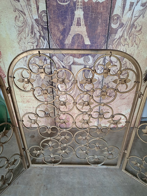 Antiek goudkleurig haardscherm . 61cm breed, zijkanten beweegbaar 31cm, en 77cm hoog.