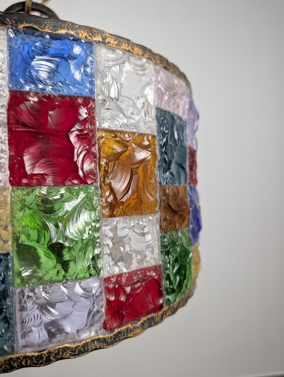 Image 1 of Grote Italiaanse veelkleurige kroonluchter van gehamerd kristal en smeedijzer