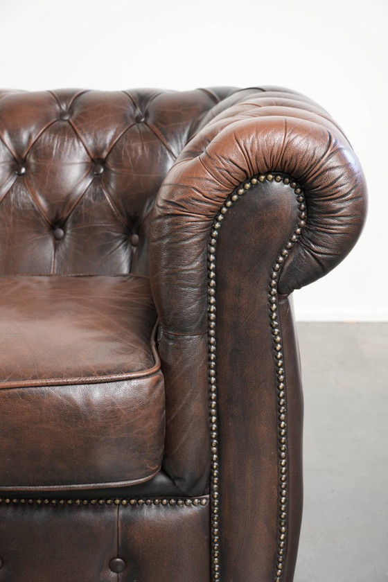 Image 1 of Sofá Chesterfield de 3 plazas de piel de vaca marrón, de estilo inglés, con hermosos detalles.