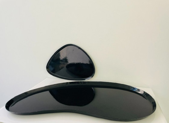 Image 1 of Ensemble de plateaux en métal noir au design organique