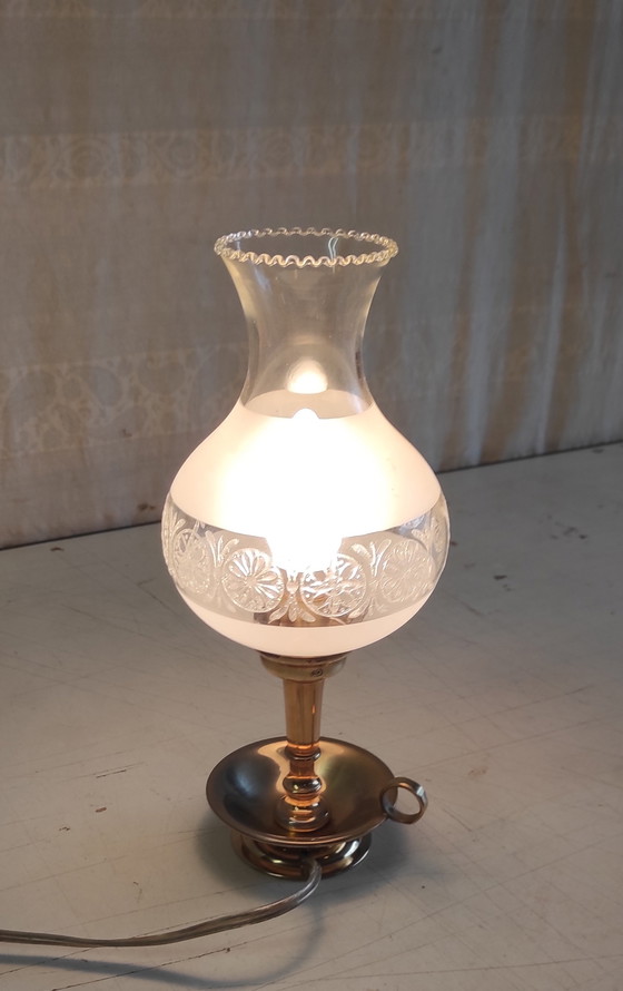 Image 1 of Lámpara de mesa de latón dorado y cristal - mediados del siglo XX