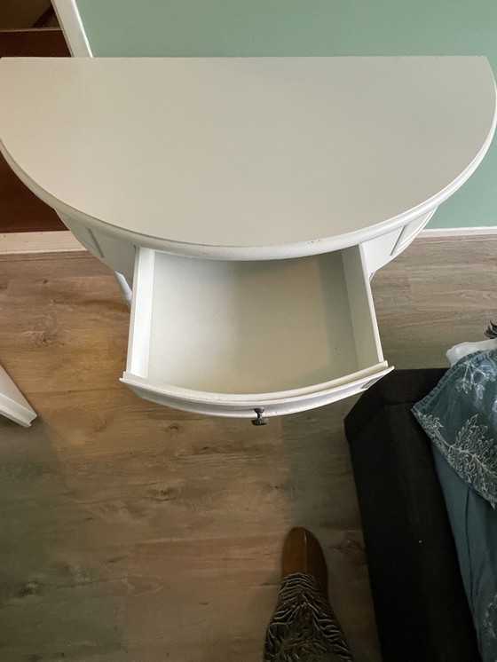 Image 1 of Twee witte halfronde kastjes