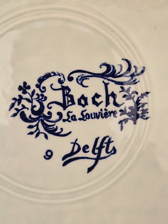 Image 1 of Piatto da parete. Delfts. Boch La Louviere. Scena di villaggio.