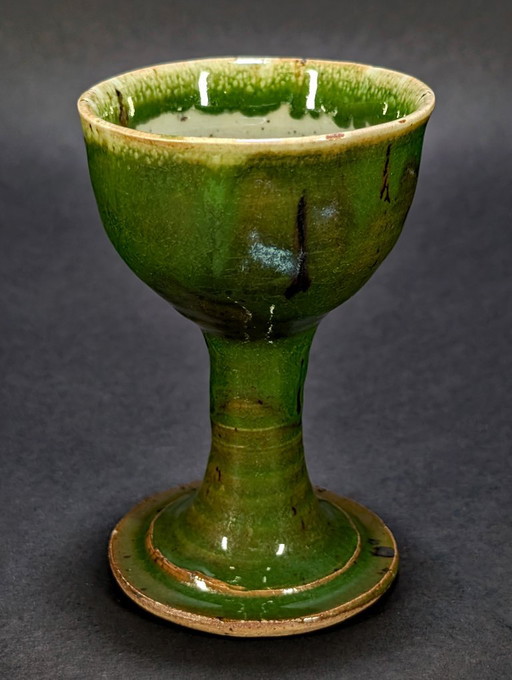Handgemaakte, geglazuurde aardewerken kelk, gesigneerd door Sylvie Wlotkowski (St Père). – glazen karaffen, Ceramic