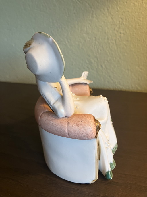 Gräfenthal Lady in Chair