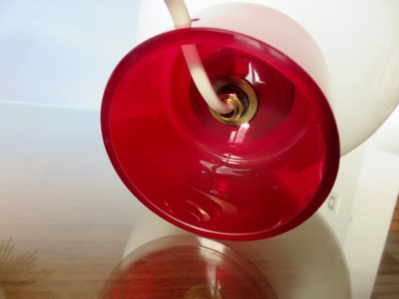 Lampada anni '70, opalina bianca e vetro traslucido rosso – Lampade da tavolo (photo 8 of 10)