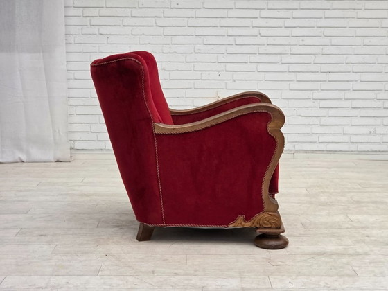 Image 1 of Deense relaxfauteuil uit de jaren 50, bekleed met velours en gesneden eikenhout.