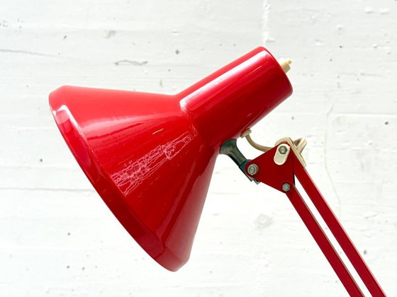 Image 1 of Rode bureaulamp uit het midden van de 20e eeuw, met verstelbare armleuningen.