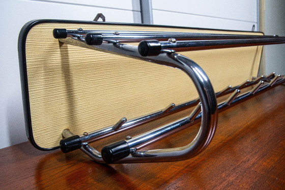 Image 1 of Porte-manteau vintage avec paroi arrière jaune.