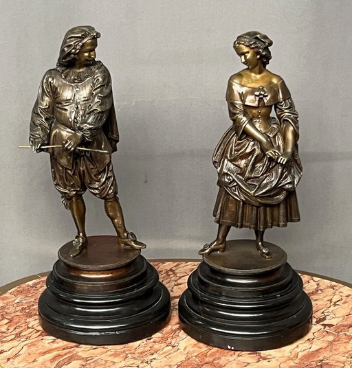 Paire de figures en bronze sur socles en marbre, « La Dame et le Mousquetaire. » Numéroté.