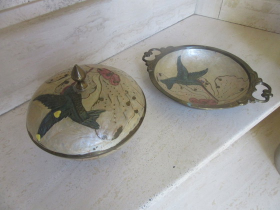 Messing und emaillierte Deckelschale und passende Servierplatte im Jugendstil – Schalen, Brass (photo 11 of 13)