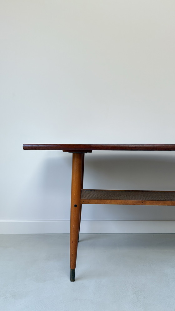 Image 1 of Table basse vintage en bois de forme « ovale » avec étagère inférieure