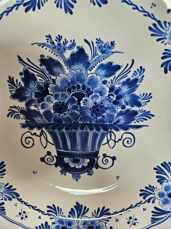 Grande piatto da parete Royal Delft (29,5 cm) – Dipinto a mano, Cesto di fiori, 1967 – Porceleyne Flec (photo 5 of 6)