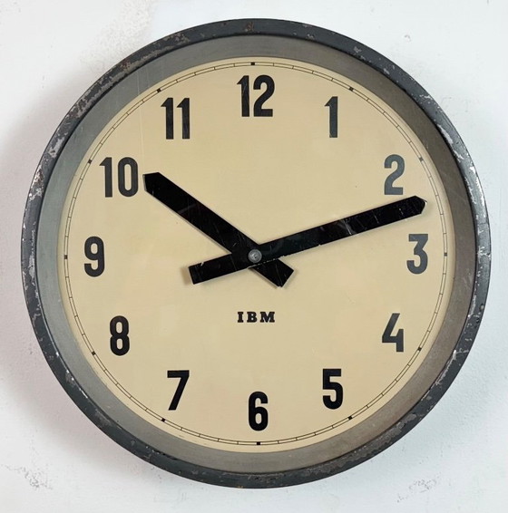 Image 1 of Donkergrijze industriële fabriekswandklok van IBM, jaren 50
