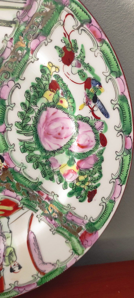Image 1 of Assiette murale vintage chinoise en porcelaine « médaillon de rose » – Milieu du XXe siècle