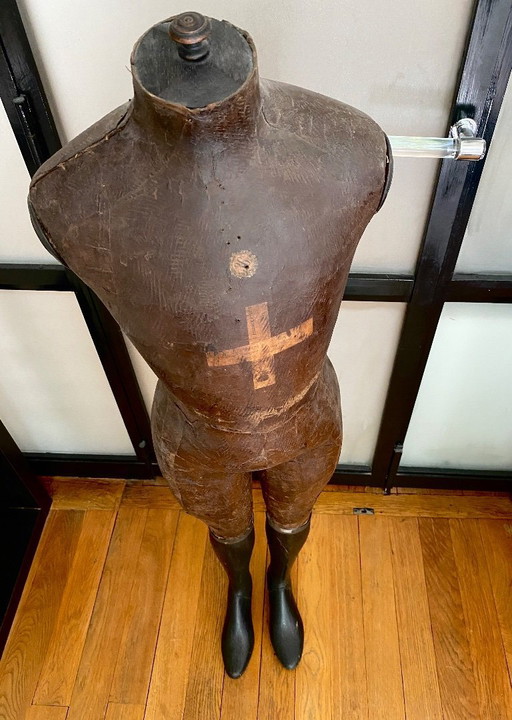 Mannequin d'enfant ancien français, époque Napoléon III, en carton bouilli et bois, XIXe siècle