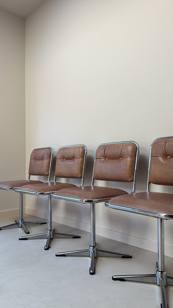 Image 1 of Quatre chaises pivotantes vintage en cuir chromé/skaï