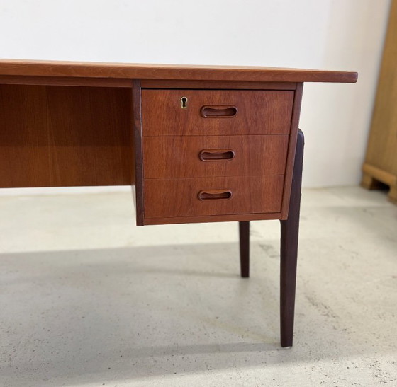 Image 1 of Dänischer Teakholz-Schreibtisch, 1960er Jahre.