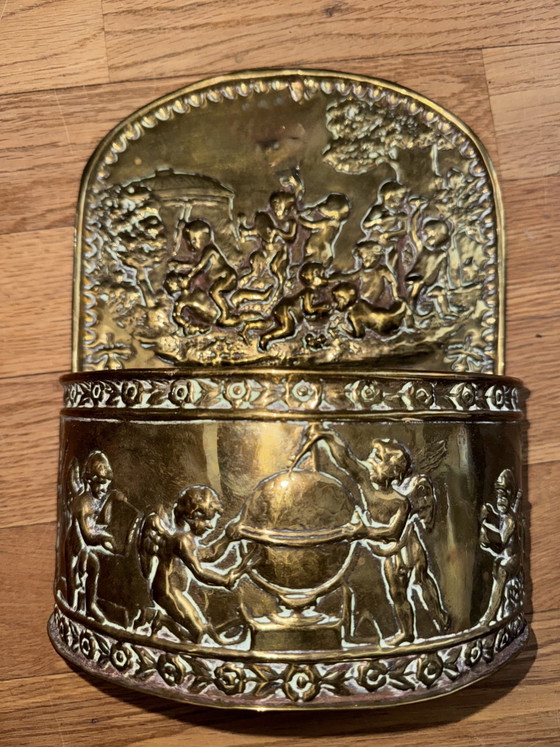 Image 1 of Antieke messing / koperen borstelhouder met barok reliëf (putti / engeltjes)