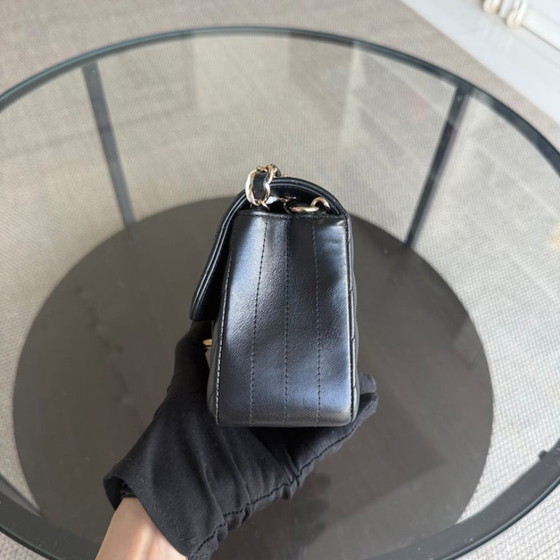 Image 1 of Chanel Classic Flap Mini - Chevron Lamsleer Zwart Goudkleurige Hardware Serie 26