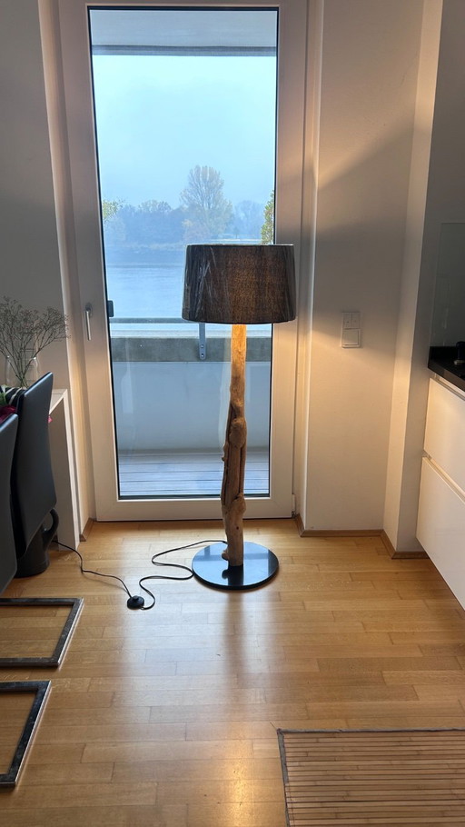 Staande lamp van wortelhout, 1,40 m, uit één stuk.
