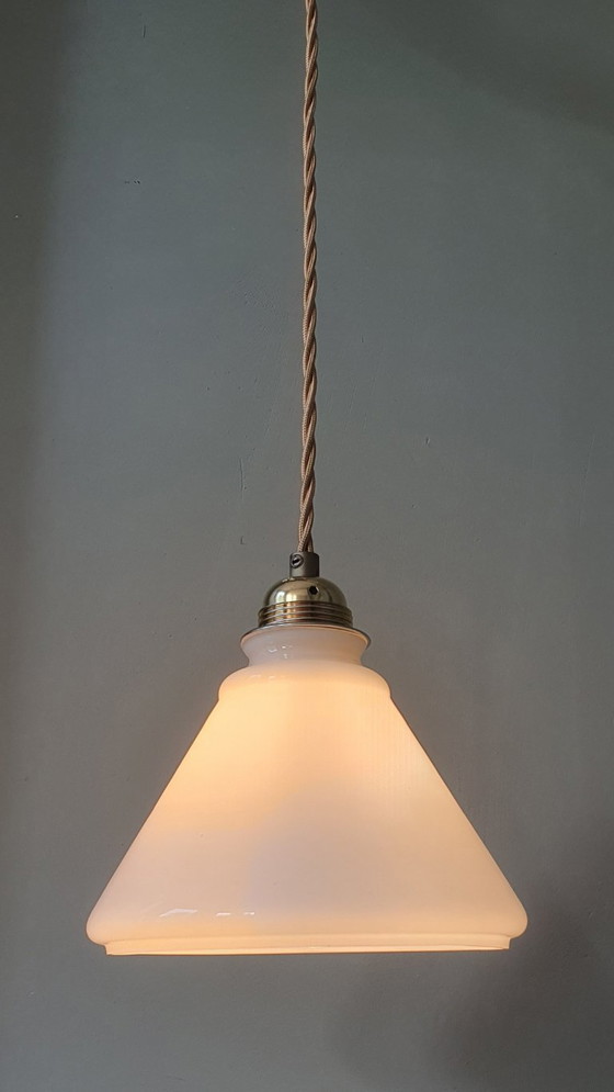 Image 1 of Lampada a sospensione vintage in vetro opalino bianco a forma di imbuto decorativo