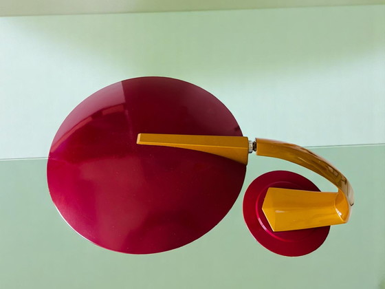 Image 1 of Modernistische spanische Schreibtischlampe aus rotem Metall Boomerang 2000 von Fase 1960s