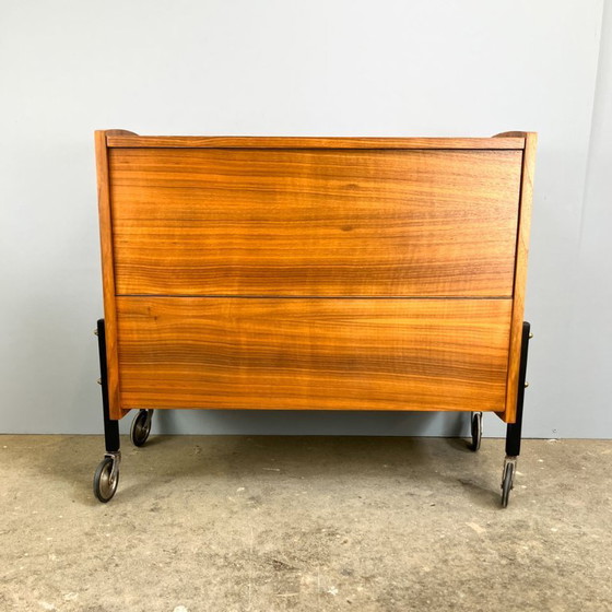 Image 1 of Mobile bar su rotelle con specchi interni, noce, anni '60