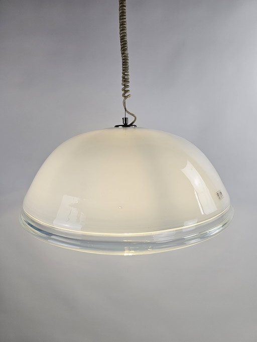 Lampada a sospensione italiana in vetro satinato con bordo trasparente