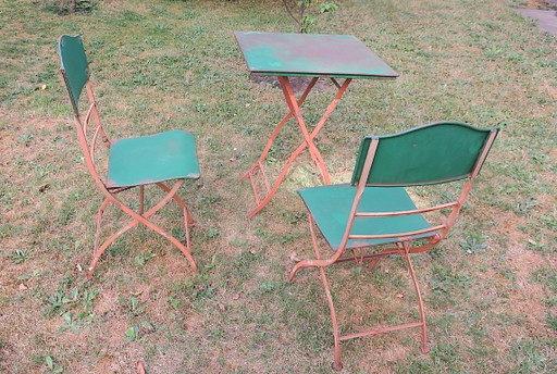 Table de jardin et 2 chaises en fer peint vieilli, style années 1960