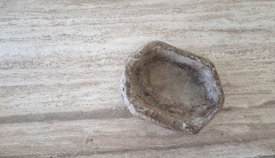 Image 1 of Ronde eettafel van natuurlijk travertin - Moderne vintage designtafel