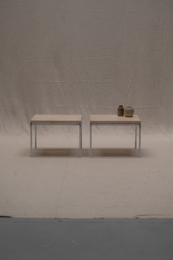 Image 1 of Ensemble de deux tables d'appoint modernistes en travertin et chrome - années 1970