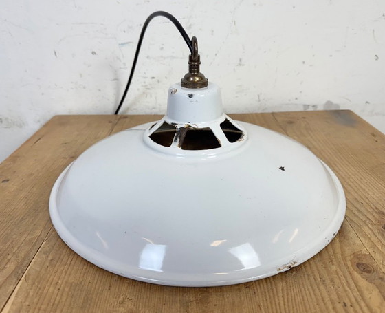 Image 1 of Industriële witte geëmailleerde fabriekshanglamp, jaren 60
