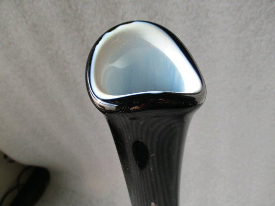 Image 1 of Vintage Florence opaline vaas, glas, hoogte 53 cm, kleuren parelmoer, zwart, swirl.
